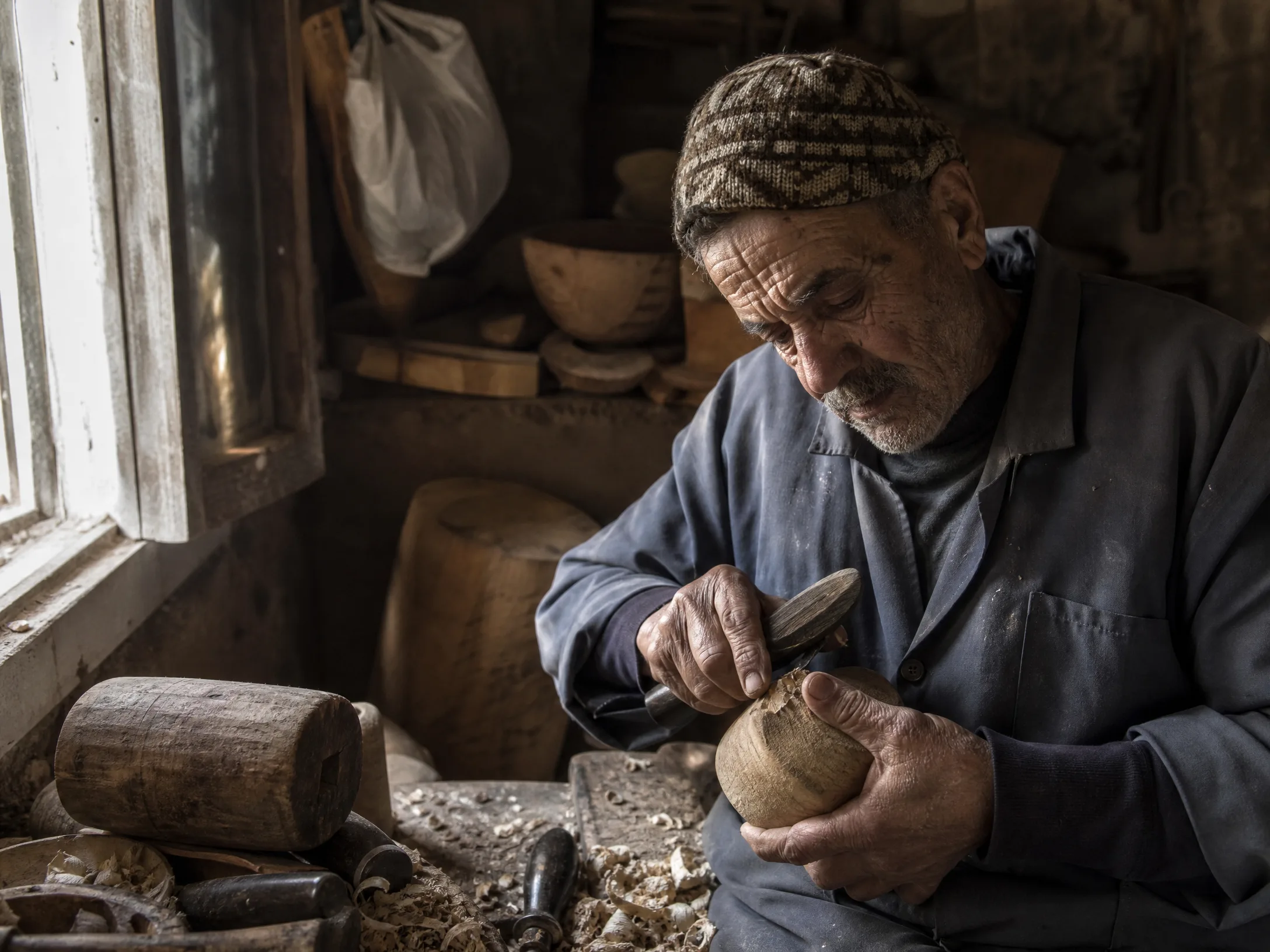 年度大奖纪实摄影获奖作品：暗房光线中的传统匠人